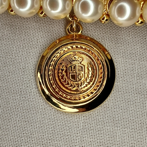 Vintage Liz Claiborne Pearl Bar Brooch Gold Medallion Crest Charm - Picture 2 of 9